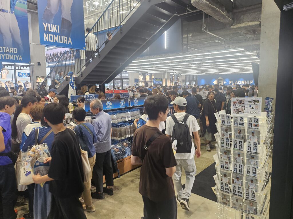 ESCON FIELD를 둘러싼 F빌리지 전경