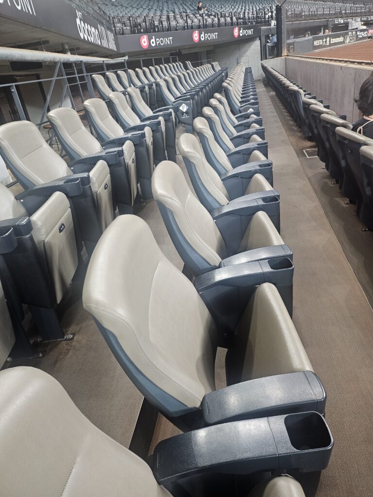 ESCON FIELD 선수별 굿즈 매장 내부