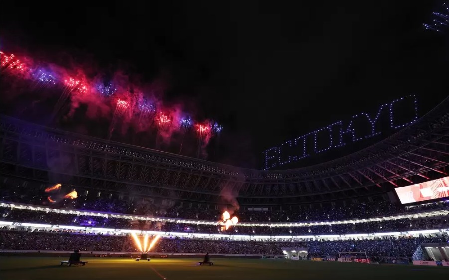 2024년 9월 14일 국립경기장 FC도쿄 대 나고야 그램퍼스전 드론 약 400기가 그린 "FC TOKYO" 문구와 특수효과 불꽃 연출