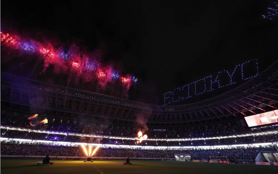 국립경기장에서 열린 FC도쿄 드론쇼, 밤하늘에 "FCTOKYO" 문구와 불꽃 연출