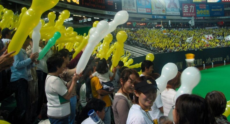 미즈호PayPay돔 관중석에서 응원 풍선을 흔드는 팬들