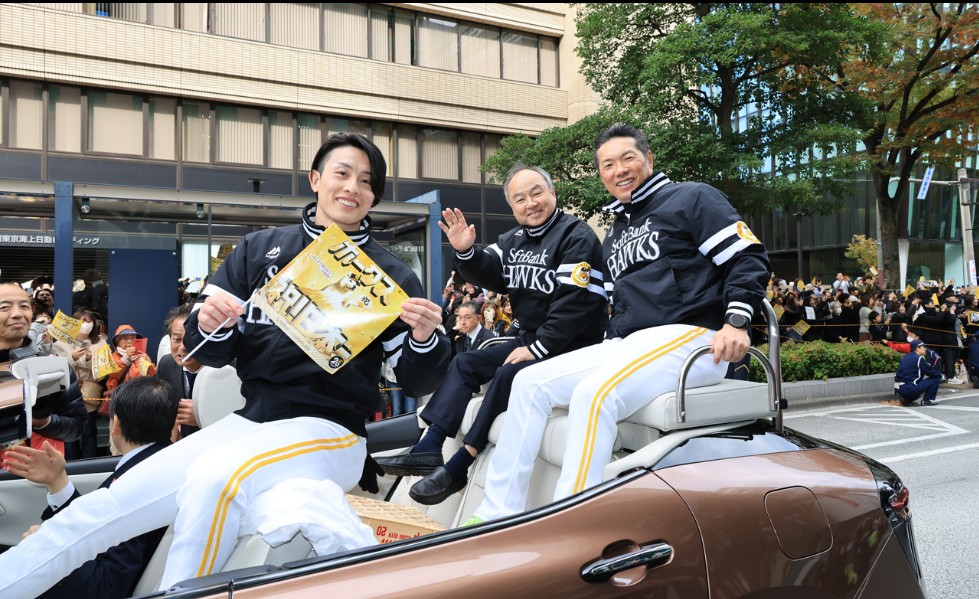 2025년 일본시리즈 우승 축하 퍼레이드에 나선 소프트뱅크 호크스