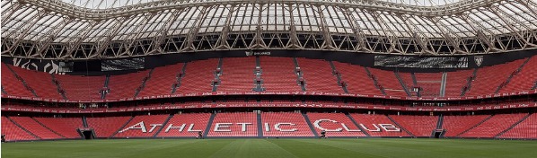 관중석에 새겨진 ATHLETIC CLUB 글자와 지붕 트러스 구조