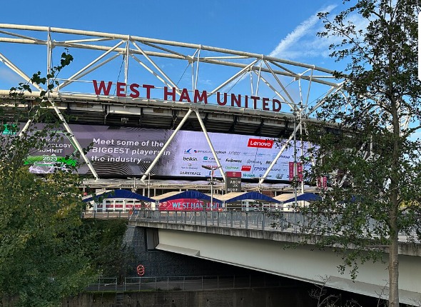 런던 스타디움 진입로 다리에 걸린 대형 WEST HAM UNITED 시그니지와 스폰서 광고보드