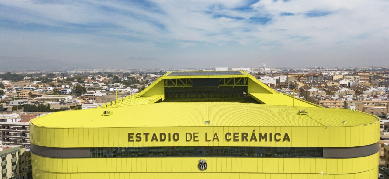 'ESTADIO DE LA CERAMICA' signage on the stadium exterior with the Villarreal skyline