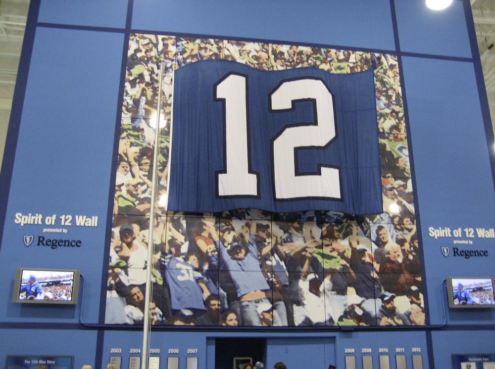 은퇴한 12번 저지와 '스피릿 오브 12 월' 전시(2006년 8월 촬영)