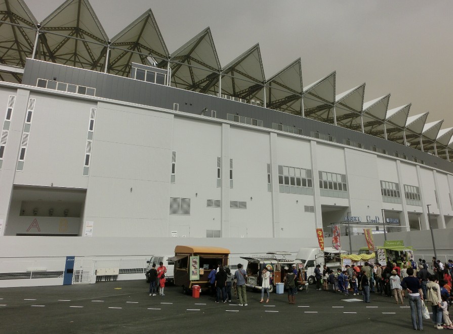 Machida stadium exterior with food trucks lined up before the 2018-2021 expansion, March 2013