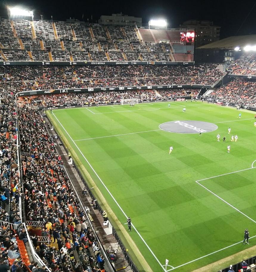 Both teams warming up before a Valencia-Barcelona match (2023-24 season)