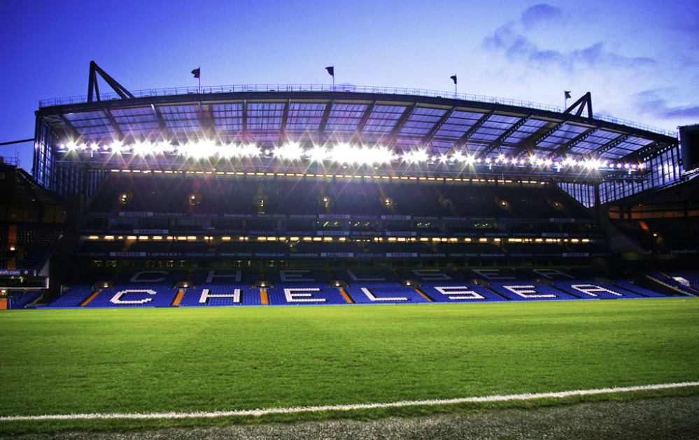 웨스트 스탠드 하단 좌석에 새겨진 CHELSEA 레터링, 야간 조명 아래