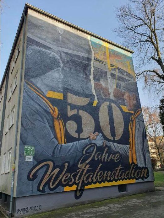 도르트문트 시내 존넨슈트라세 건물 벽에 그려진 ‘50 Jahre Westfalenstadion’ 벽화