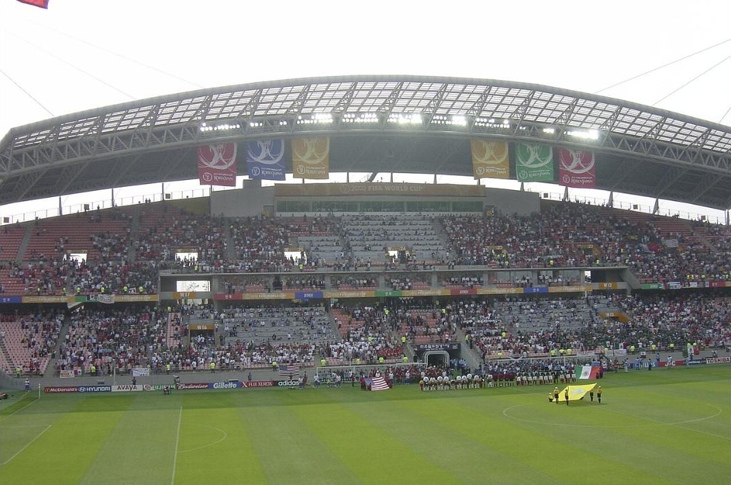 Mexico and United States players lined up at Jeonju World Cup Stadium for the 2002 World Cup round of 16