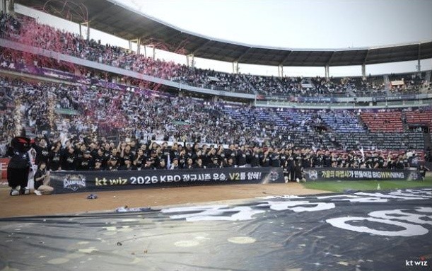 kt wiz players lined up in front of the home crowd at kt wiz Park after clinching the 2026 regular-season title
