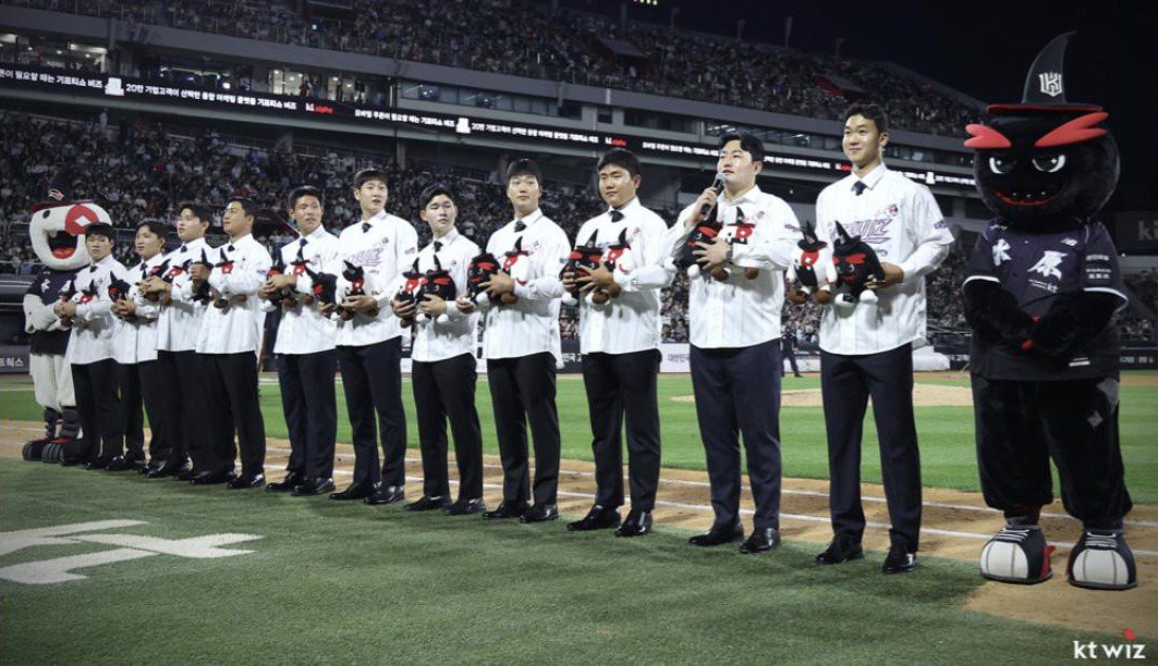 The 2027 rookie class and the club mascots on the field at kt wiz Park on October 4, 2026