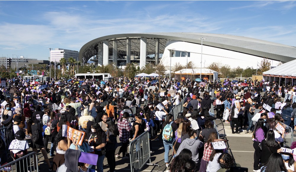 Fans lining up to buy concert merchandise